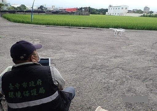 台中市環保局透過即時監控攝影機、無人空拍機等高科技設備輔助稽查，去年至今已查獲31件露天燃燒案件，合計裁處24萬8360元。圖／台中市政府提供