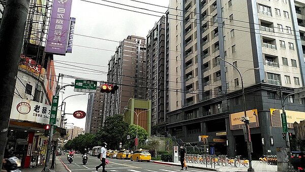 新北中和南勢角地區有超過10萬人口,卻僅有2條主要聯外道路。圖/新北市中和地政事務所提供