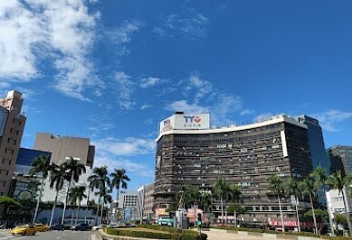 「中華國賓商業大樓」位於台南站前商圈,現已有37年屋齡,地段緊鄰台南車站,早期由建商規劃為住商混合大樓。圖/翻攝自Google maps