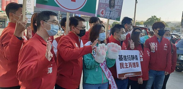 中二選區立委補選候選人林靜儀,今天和台灣基進黨幹部在沙鹿路口拜票。記者游振昇/攝影