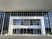 不滿鄰居怪氣味　怒把大門撞凹飆罵「恬不知恥」挨告