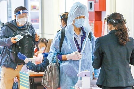 近日傳出有民眾向朋友借房子隔離,遭社區管委會主委拒絕入住。衛福部長陳時中表示,主委無權禁止檢疫客入住。圖為桃園機場本周入境旅客明顯增加,預估返國人潮會持續到7日。(陳麒全攝)