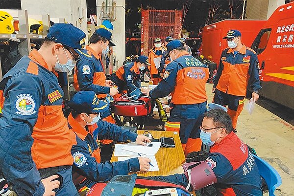 3日下午位於臺灣東部海域發生芮氏規模6.0地震,新北市政府消防局一感受到地震後,立即由黃德清局長下令特搜人員於消防局南雅分隊進行集結整備工作。(新北市政府消防局提供)