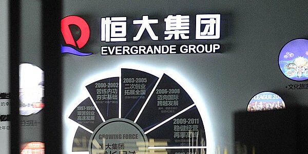 2022年恒大集團隨即傳出壞消息,位於海南的海花島項目有39棟樓被責令拆除。圖/中新社