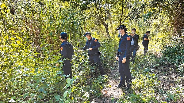 臥龍洞古道離奇命案，除死者外，同行的郭姓男子與王姓女友迄昨仍行蹤不明，警方連日動員搜山找人。（警方提供／廖志晃南投傳真）