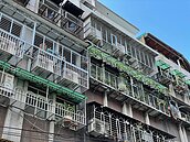 4樓公寓「電梯vs.車位」只能擇一？網一針見血：都很爛