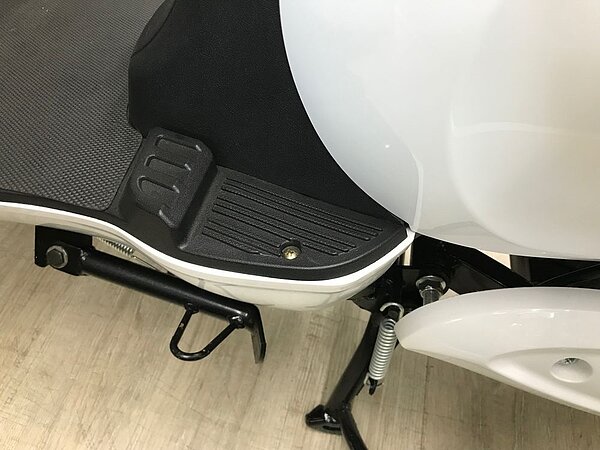 車身加裝側方腳踏板為違規態樣，電動自行車不可附載坐人。圖／新北市府提供