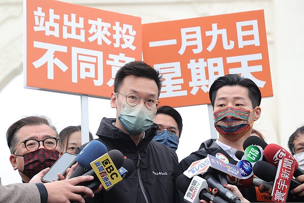 立法委員林昶佐（右）與民進黨副秘書長林飛帆（左）上午在自由廣場進行單車掃街活動，林昶佐呼籲選民一定要出來投票，參與政治，終結這場惡意「罷林」。記者葉信菉／攝影 