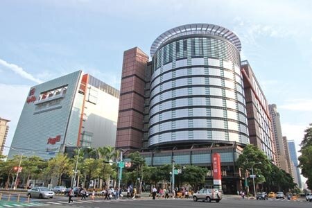 台中新光三越2021年營收高達214億元，蟬聯全台百貨「店王」寶座！圖∕曾麗芳