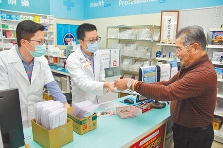 健保署宣布擴大給付僵直性脊椎炎等多項藥品給付，最快2月上路。（本報資料照片）