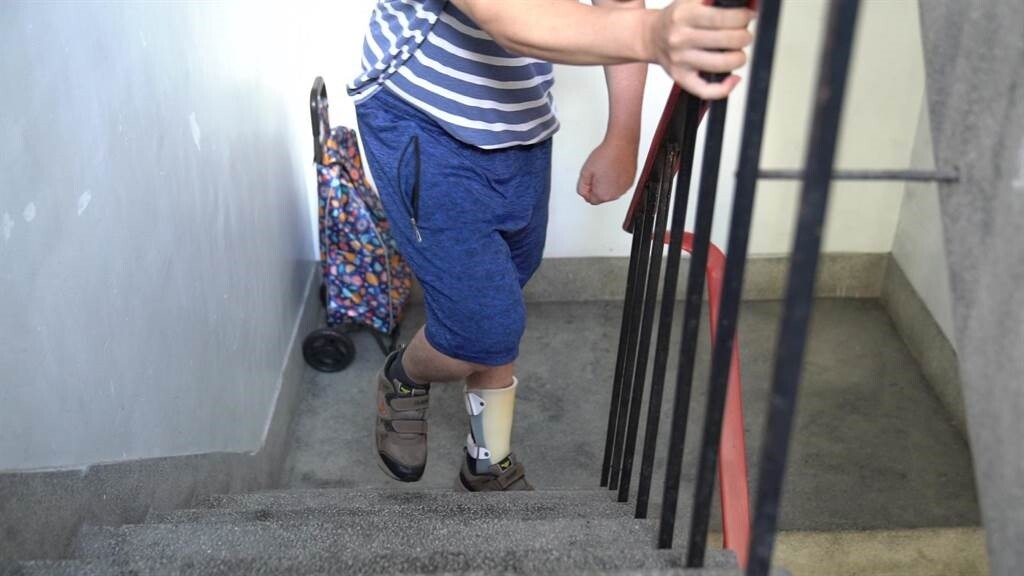 新北市府去年7月推出「高齡友善換居-樓梯換電梯計畫」,但計畫推出半年僅獲3案申請,申請率偏低。(城鄉局提供)