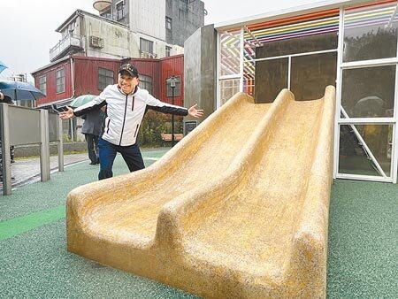 瑞芳圖書館舊址闢建的「建成公園」,打造成書本特色公園,新北市長侯友宜4日主持啟用儀式。(王揚傑攝)