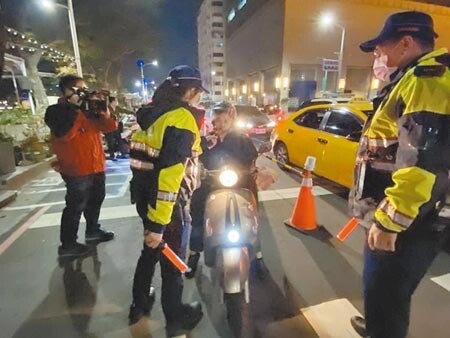 新興分局警方在寶馬男肇事地點執行防制酒駕勤務，攔檢過往汽機車駕駛是否有酒駕。（石秀華攝）