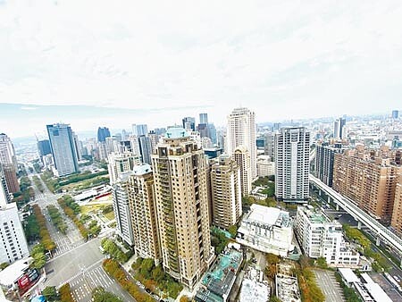 台中市不動產開發公會預期政府打房及金融限縮政策,今年推案減少,約2800億至2900億元之間。(盧金足攝)