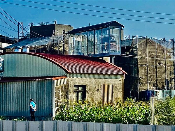 高雄美濃一處出現鐵皮加蓋棺材透明屋,引發網友熱議。圖/取自臉書社團《高雄大小事》