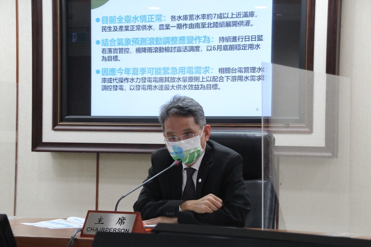 水利署長賴建信表示,目前已經進入枯水期的一半,主要水庫蓄水率約七成至近滿庫,表示全台水情正常,民生及產業用水無虞,今年一期作也可以如期展開,認為今年上半年供水都可以穩定。記者鍾泓良攝影