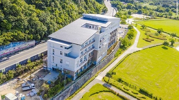 新北市政府斥資約2億3000萬元,在貢寮環保公園興建貢寮區行政大樓,今天舉辦啟用儀式。圖/新北市民政局提供