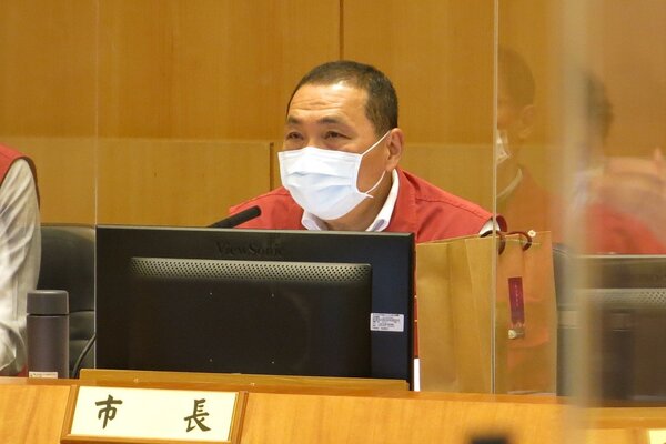 新北市長侯友宜5日主持市政會議，並宣布「春節強化防疫措施」。記者李成蔭／攝影