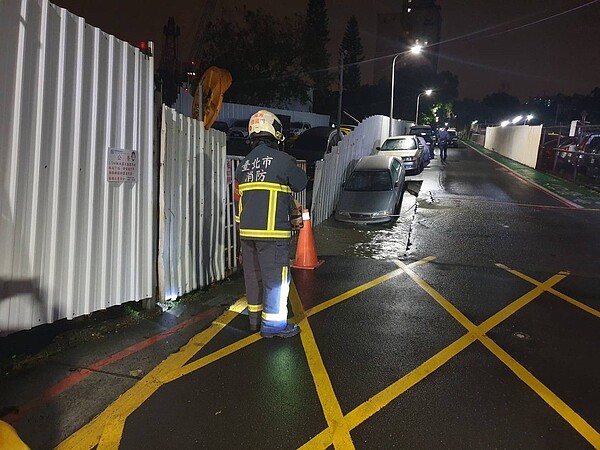 台北市和平東路3段附近1處工地旁今天凌晨2發生路面坍陷，面積約30平方公尺，造成一輛自小客車陷進坑洞卡住。記者楊正海／翻攝