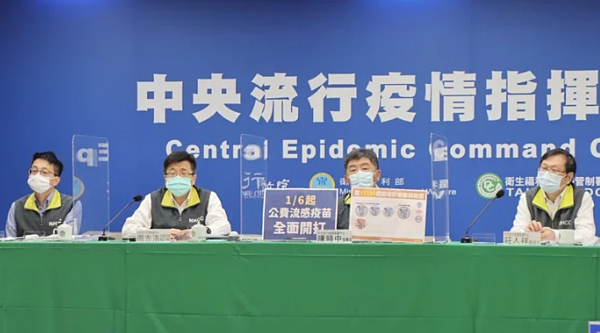 醫療應變組副組長羅一鈞(左起)、疫情監測組組長周志浩、指揮官陳時中、發言人莊人祥。圖/指揮中心提供