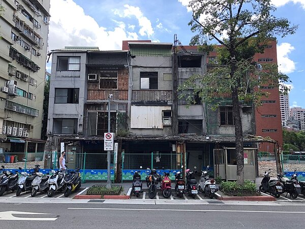 大安學府段代拆案更新前房屋現況,建物鄰棟間隔不足,使用空間密集,屋況老舊,缺乏良好衛生設施,結構上亦有耐震及防火安全顧慮。圖/北市都市更新處提供