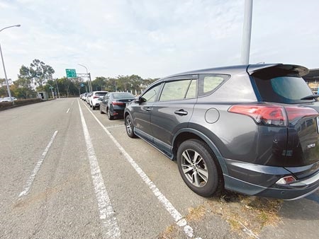 台南高鐵特定區周邊路段及公有路外停車場，雖有600格停車空間，但因為未收費，幾乎隨時都是「停好停滿」狀態。（曹婷婷攝）