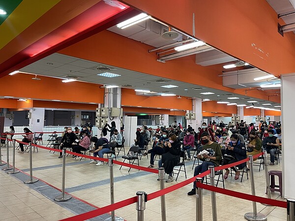 新竹市中正市場疫苗施打站昨天湧入接種人潮,完成接種送200元禮券。記者張裕珍/攝影