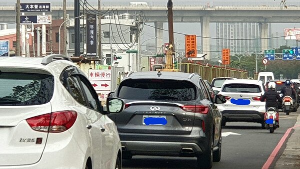 桃園捷運綠線工程在中正路上因為車站工程需要開挖路面，讓原本車流量就大的馬路尖峰時段常回堵。記者鄭國樑／攝影 