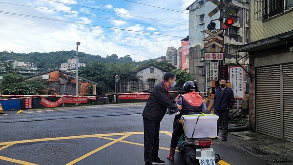 基隆市暖暖平交道1天有190車次經過，但遮斷桿起降秒數太短經常「卡」車，導致駕駛人受罰，引起民怨，台鐵承諾將智慧化改善。記者游明煌／攝影 