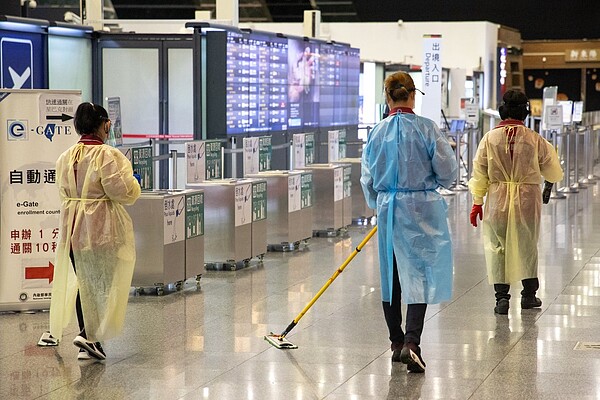 桃園機場群聚感染事件擴大,昨下午增一例女清潔人員確診,晚間又傳出三名清潔人員染疫。圖非當事人。記者季相儒/攝影