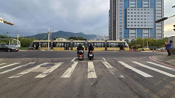 安坑輕軌將通車,地方憂心接駁和停車問題,市府表示每日會加開80班次接駁車,提供山區民眾往返。記者鄭超文/攝影