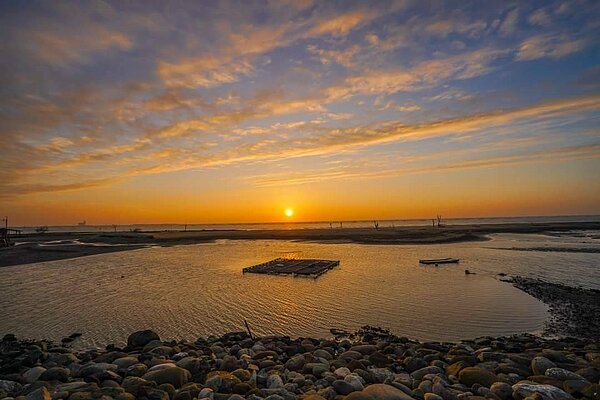 嘉義縣沿海東石鄉秘境「台版摩西分海」的白水湖、壽島,夕照美景吸睛。圖/立委蔡易餘服務處提供