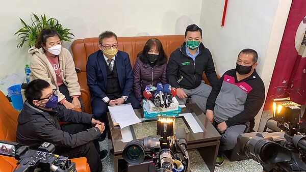 新北三峽華姓婦人日前打疫苗出現不適,到恩主公醫院掛急診,院方以「正常反應」為由拒看、逼退掛號,如今事隔2個多月,華姓婦人認為尊嚴及身體權受到侵害,5日在律師陪同向醫院提告。記者劉懿萱/翻攝