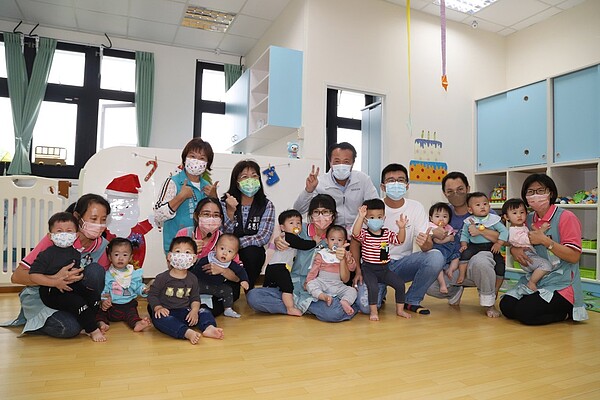 嘉縣府吸引年輕人返鄉,打造優質平價育兒服務,縣長翁章梁去年視察營運的大林公共托育家園。圖/嘉縣府提供