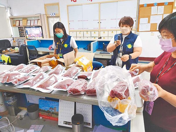 圖為去年高雄市岡山警分局查獲60包總重17公斤的肉乾,送驗後驗出非洲豬瘟病毒,全案由檢警擴大釐清。圖/高雄岡山警分局提供