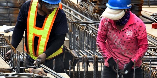 勞動部勞動力發展署扮起「牽線者」,由職業工會或透過各分署在地服務網絡建置各地區營建工程主要工種,包括鋼筋、模板、泥水、混凝土等工班資料庫給營造業者媒合。圖/中時報資料照片