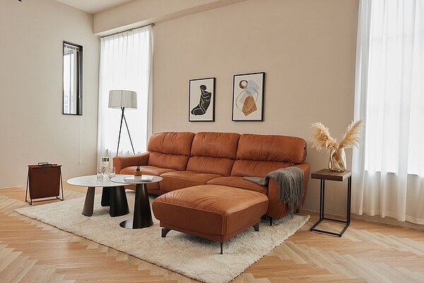 客廳的主人沙發背貼牆且面對大門,從科學角度來說,坐沙發上的人能看清楚進出的人,心理層面上較有安全感。圖/GAGU家谷家具提供