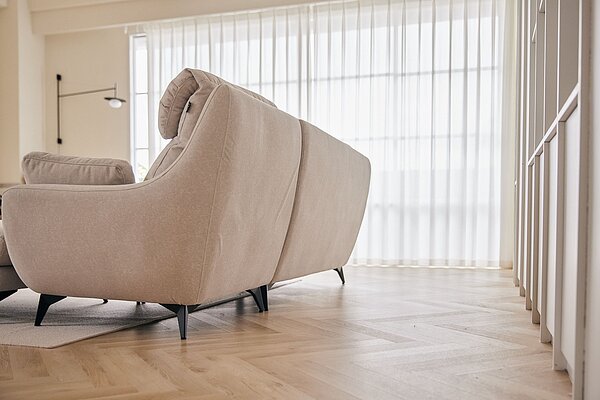 沙發盡可能避免背對窗戶、大門口、走道、鏡子或水缸之類的物品 ,風水學上這樣的擺設易導致家運衰敗、四方散財。圖/GAGU家谷家具提供