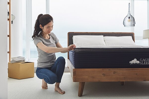 台灣天候濕冷並不適合把床墊放地上,長久下來產生「陰濕煞」 筋骨易有問題,損及健康,而床墊也因吸濕氣長黴而縮短壽命,所以下方最好有床架或木板墊高,與地面具有一定程度的距離 。圖/GAGU家谷家具提供