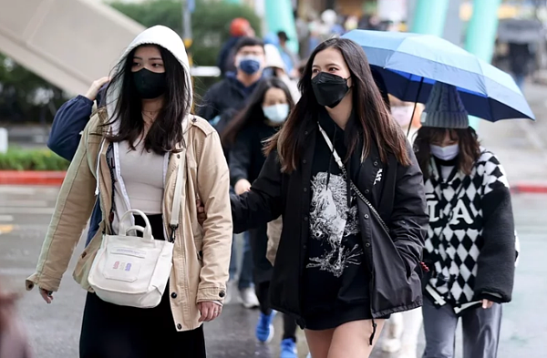 今晨有鋒面通過,緊接著東北季風南下,北台灣明顯轉涼。圖/聯合報資料照片