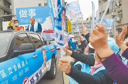 台中第二選區立委補選國民黨候選人顏寬(左),5日由無黨籍議員張滄沂陪同到霧峰車隊掃街,街邊志工熱情揮舞旗幟,表達相挺。(本報資料照片)