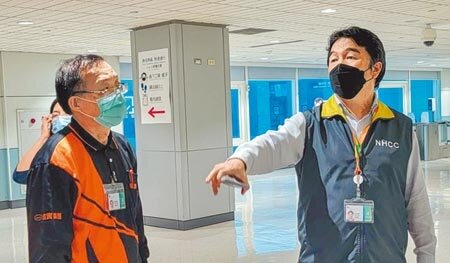 台灣本土疫情連環爆,衛福部醫福會執行長王必勝坐鎮桃園機場,防止疫情擴散。台南市政府則開出第一槍,強調防疫措施不能鬆懈,春節活動該停就停。(陳麒全攝)