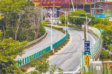 台積電寶山一、二期擴建計畫已如火如荼展開,新竹縣寶山鄉公所執行科環路拓寬工程,先減緩交通尖峰時段園區車潮回堵至交流道匝道的問題。(羅浚濱攝)