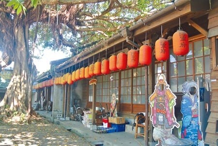 花蓮市美崙溪畔旁的日式宿舍群建築「將軍府」，迄今已有近百年歷史，花蓮縣文化局斥資1.6億元修繕其中8幢宿舍，前年8月動工，預計今年4月底完工；圖為修繕前的將軍府。（羅亦攝）