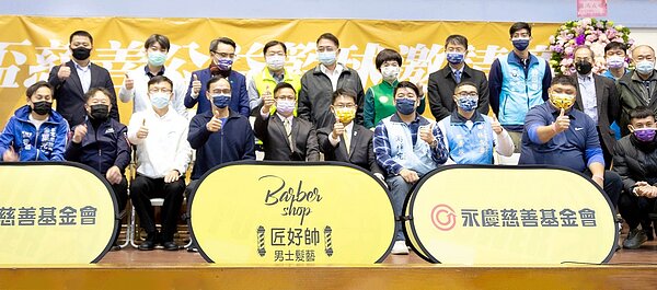 永慶房屋區副總經理簡國維介紹「東區302」含意，挺政府落實居住正義。圖／永慶房產集團提供