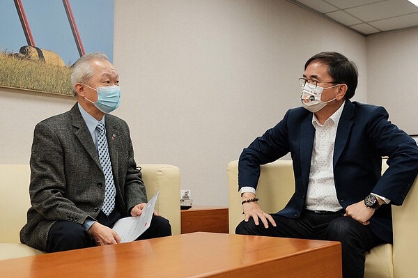 立法委員劉櫂豪(右)向台鐵局運務處長陳裕謀(左)增取 8列次普悠瑪號,並供大專生7折優惠,協助春節旅客分流。圖/劉櫂豪辦公室提供