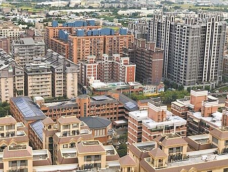 內政部昨公布被視為空屋率調查指標之一的低度用電住宅,去年上半年為81萬2947宅,是2009年統計以來最低點。(本報資料照片)