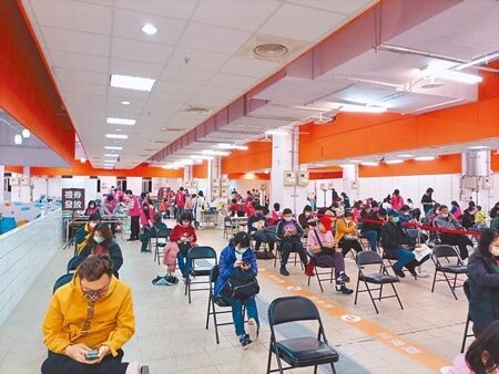 因應新冠肺炎第3劑疫苗間隔縮短為12周新規範,新竹市10日起至14日加開3座疫苗站,提供接種服務。(邱立雅攝)