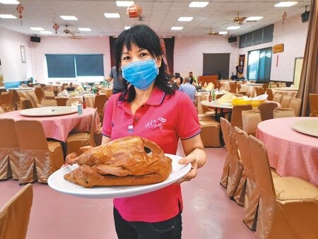 原物料飆漲，台南下營鵝肉公路部分店家悄悄調漲價格。（劉秀芬攝）