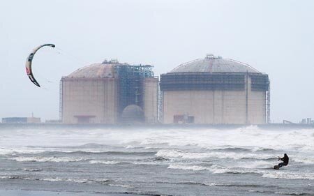 三接「再外推方案」12日就要進行環差專案小組第二次會議，中油全力備戰。圖為三接興建中的兩座儲氣槽。（本報資料照片）